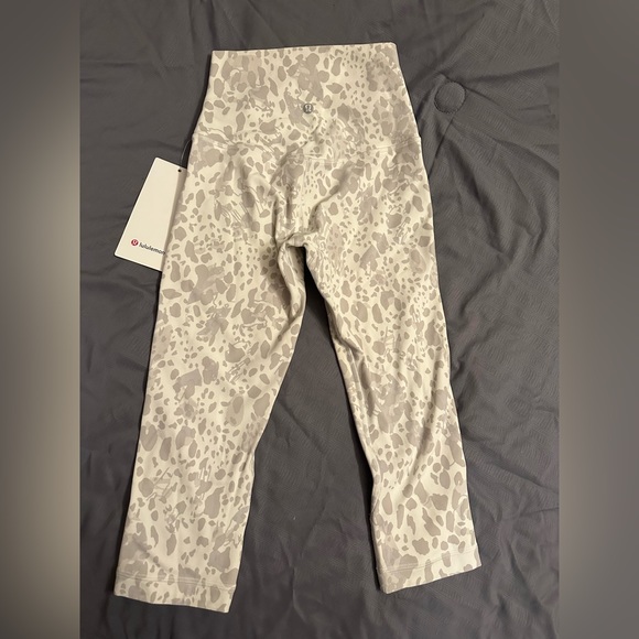 Lululemon Align HR Crop 17 BrandNew! - Picture 1 of 3